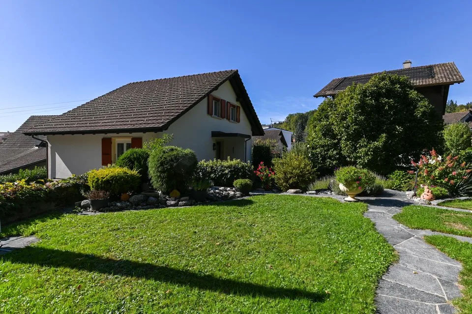 Casa situata in mezzo al verde con giardino di alta qualità e 2 grandi garage – foto 4 di 22