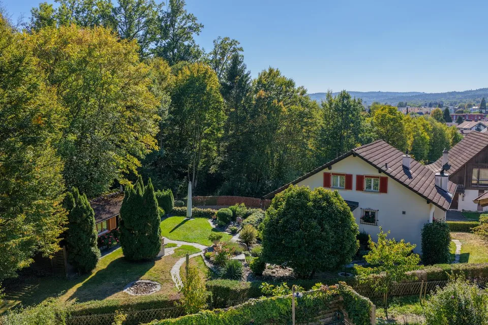Casa situata in mezzo al verde con giardino di alta qualità e 2 grandi garage – foto 19 di 22