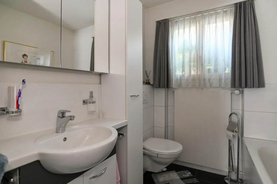 Casa situata in mezzo al verde con giardino di alta qualità e 2 grandi garage – foto 13 di 22