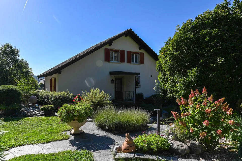 Casa situata in mezzo al verde con giardino di alta qualità e 2 grandi garage – foto 2 di 22