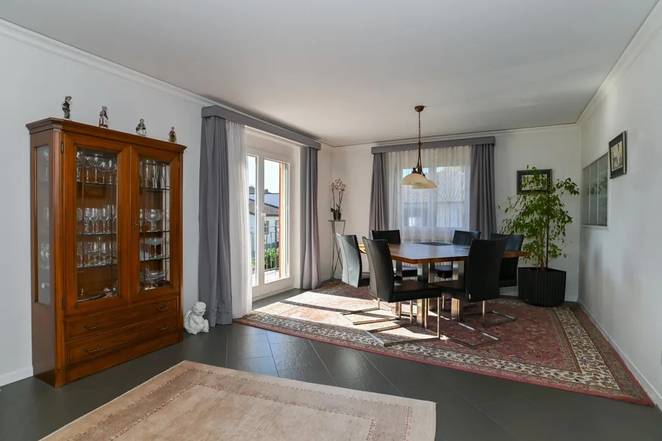 Casa situata in mezzo al verde con giardino di alta qualità e 2 grandi garage – foto 9 di 22