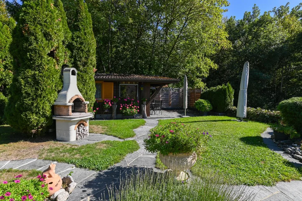 Casa situata in mezzo al verde con giardino di alta qualità e 2 grandi garage – foto 17 di 22
