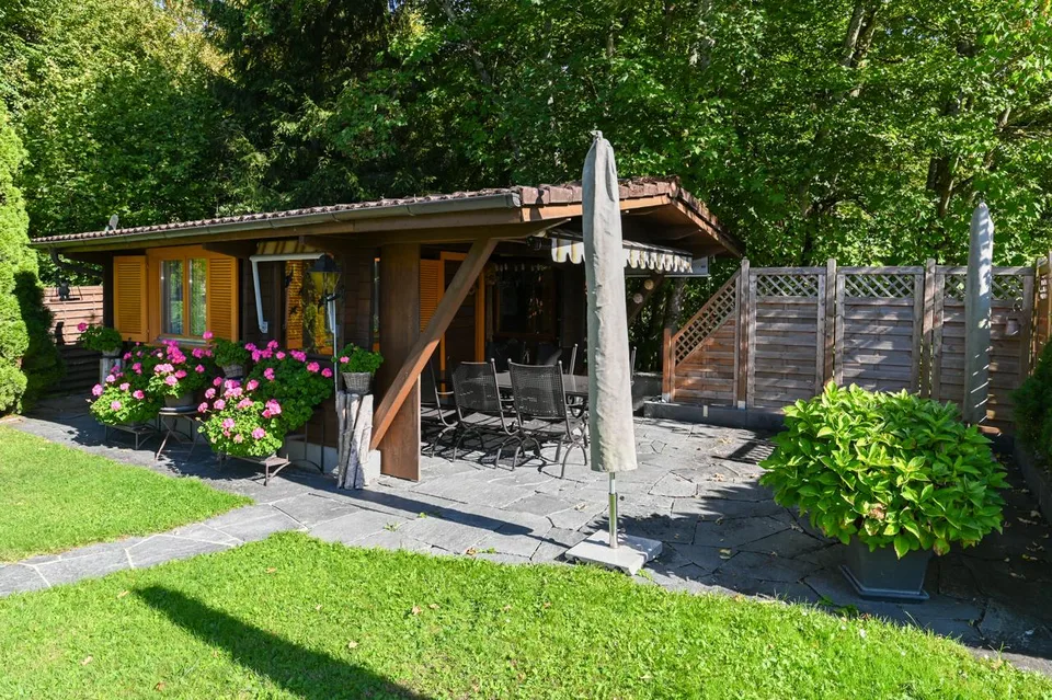 Casa situata in mezzo al verde con giardino di alta qualità e 2 grandi garage – foto 16 di 22