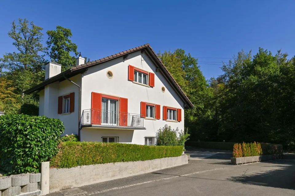 Casa situata in mezzo al verde con giardino di alta qualità e 2 grandi garage – foto 18 di 22