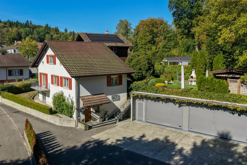Casa situata in mezzo al verde con giardino di alta qualità e 2 grandi garage – foto 20 di 22