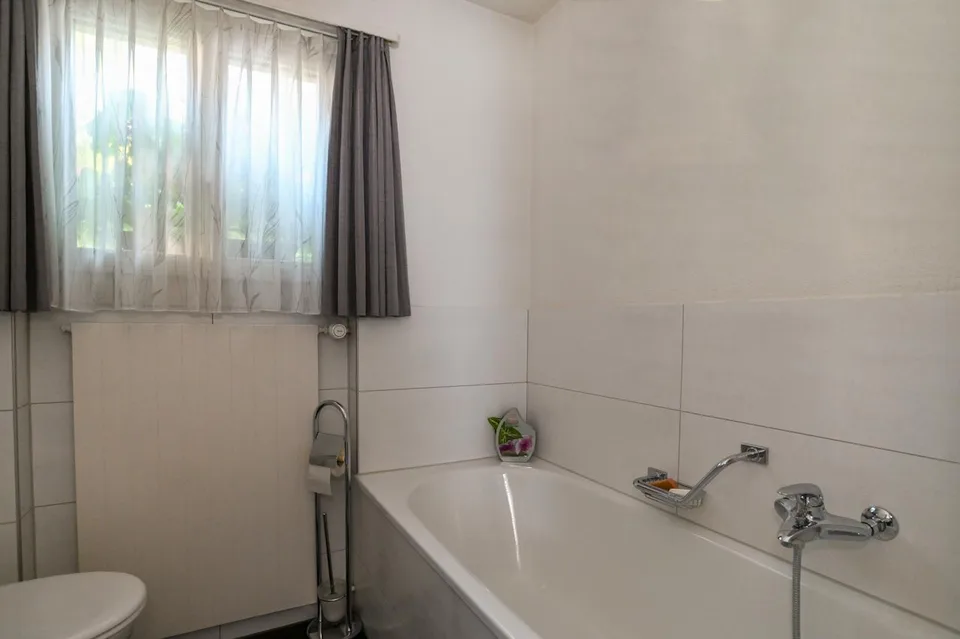 Casa situata in mezzo al verde con giardino di alta qualità e 2 grandi garage – foto 14 di 22