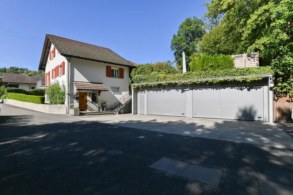 Casa situata in mezzo al verde con giardino di alta qualità e 2 grandi garage – foto 3 di 22