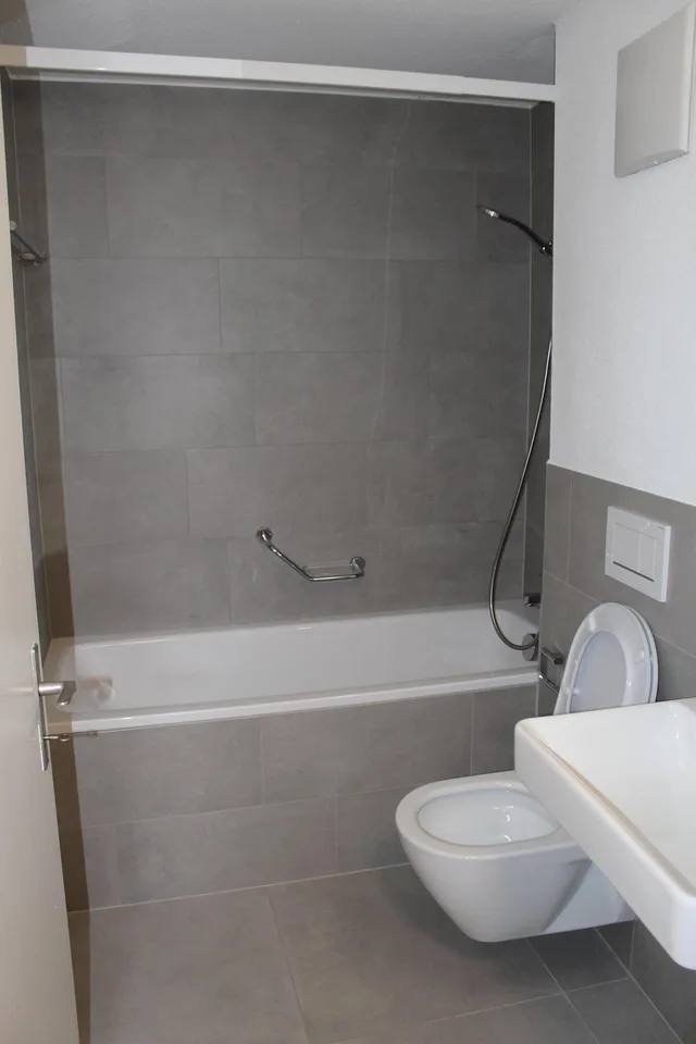 grosszügig geschnittene 3.5-Zimmerwohnung an ruhiger Lage in Glarus – photo 5 of 6