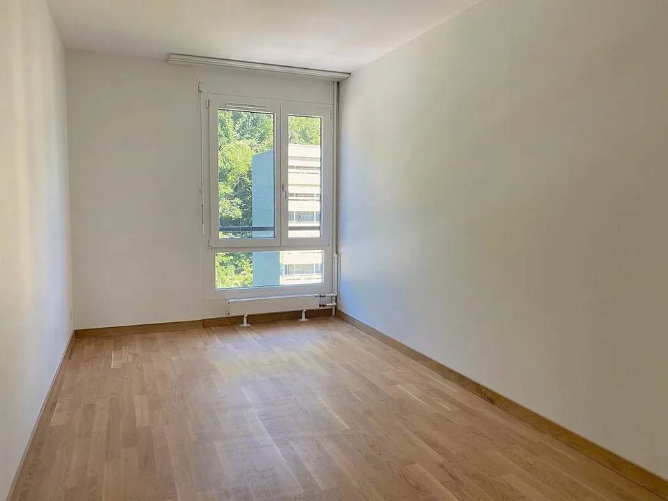 Wunderschöne 3.5 Zimmer Wohnung mit Aussicht ins Grüne – Foto 8 von 10