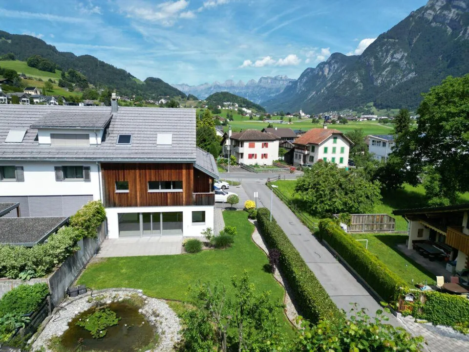 Grosszügiges 6 1/2-Zimmer-Hausteil mit Umschwung – photo 2 sur 26