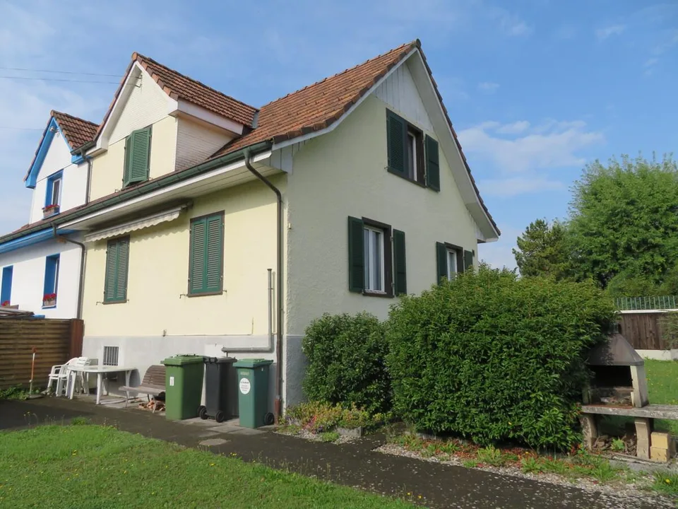 Casa unifamiliare di 4,5 locali adiacente su un lato con area circostante – foto 13 di 19