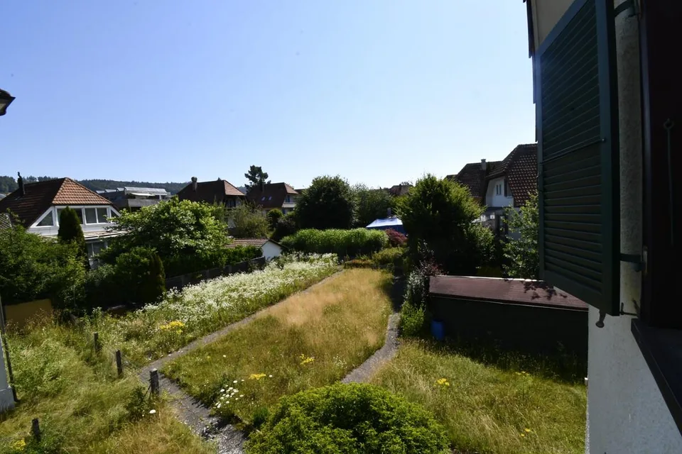 Casa unifamiliare di 4,5 locali adiacente su un lato con area circostante – foto 18 di 19