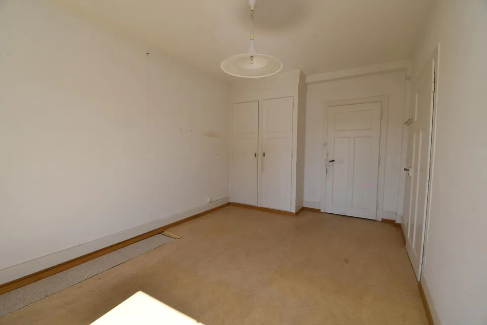 Casa unifamiliare di 4,5 locali adiacente su un lato con area circostante – foto 7 di 19