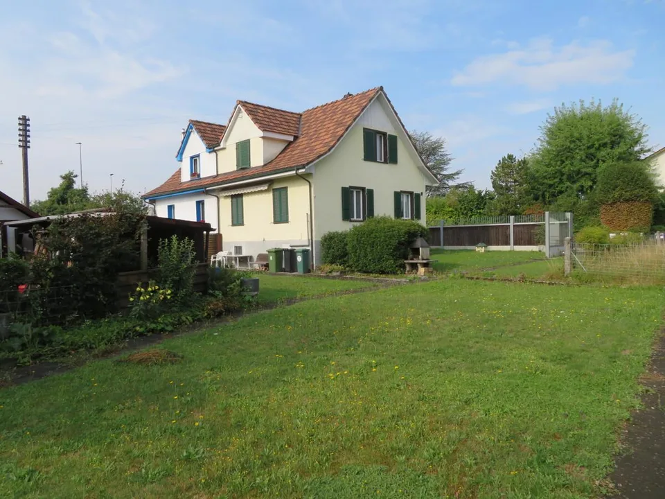 Casa unifamiliare di 4,5 locali adiacente su un lato con area circostante – foto 14 di 19