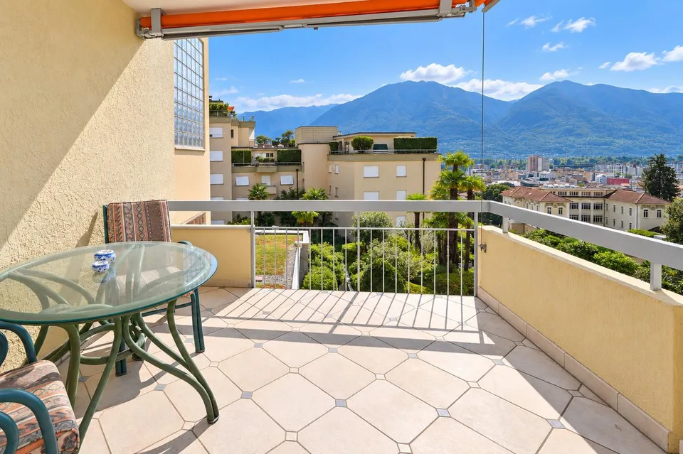 Votre refuge au-dessus de Locarno : vue dégagée, grand balcon, piscine intérieure – photo 2 sur 19