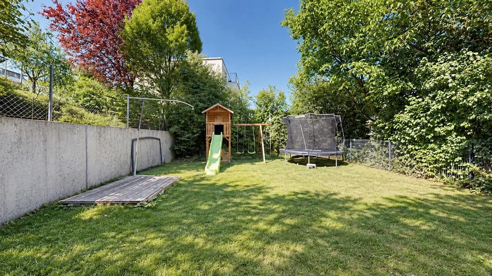 Idyllisches 7.5-Zimmer-Doppeleinfamilienhaus mit Carport – foto 18 di 21