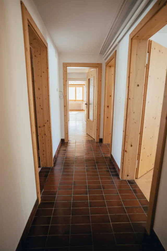 Zu vermieten 5-Zimmerwohnung in S-chanf per sofort oder Vereinbarung – Foto 2 von 9