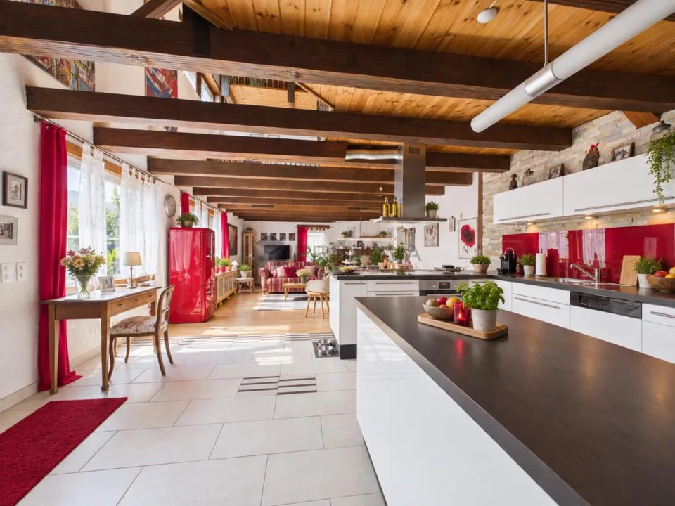 Besonderes Wohngefühl! Maisonette mit Galerie und Cheminée – Foto 5 von 14