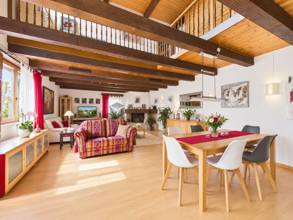 Besonderes Wohngefühl! Maisonette mit Galerie und Cheminée – Foto 7 von 14