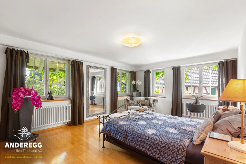 Aussergewöhnliche Gartenmaisonettewohnung mit zwei Aussenparkplätzen – Foto 8 von 15