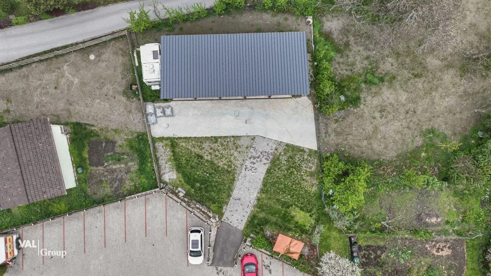 Acht Aussenparkplätze und fünf moderne Garagen in zentraler Lage – photo 3 sur 4