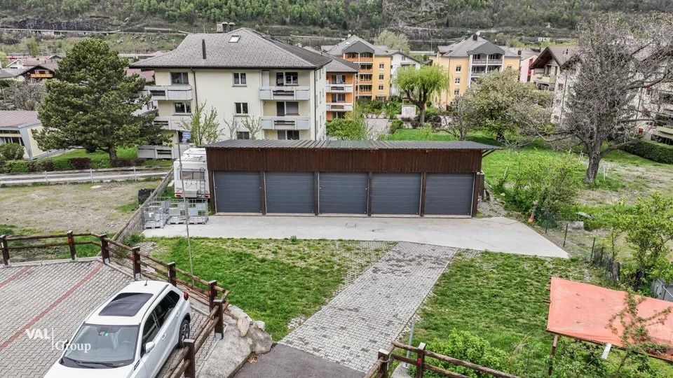 Acht Aussenparkplätze und fünf moderne Garagen in zentraler Lage – photo 2 sur 4