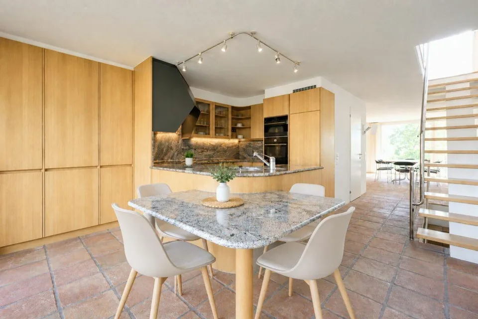 5.5 Zimmer Maisonette-Wohnung mit Traumaussicht, Aussenpool und Ten... – Foto 5 von 16