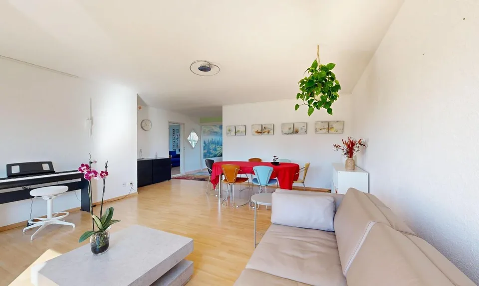 Sonnige 3.5-Zimmer-Wohnung mit Südbalkon in ruhiger Lage – Foto 2 von 11