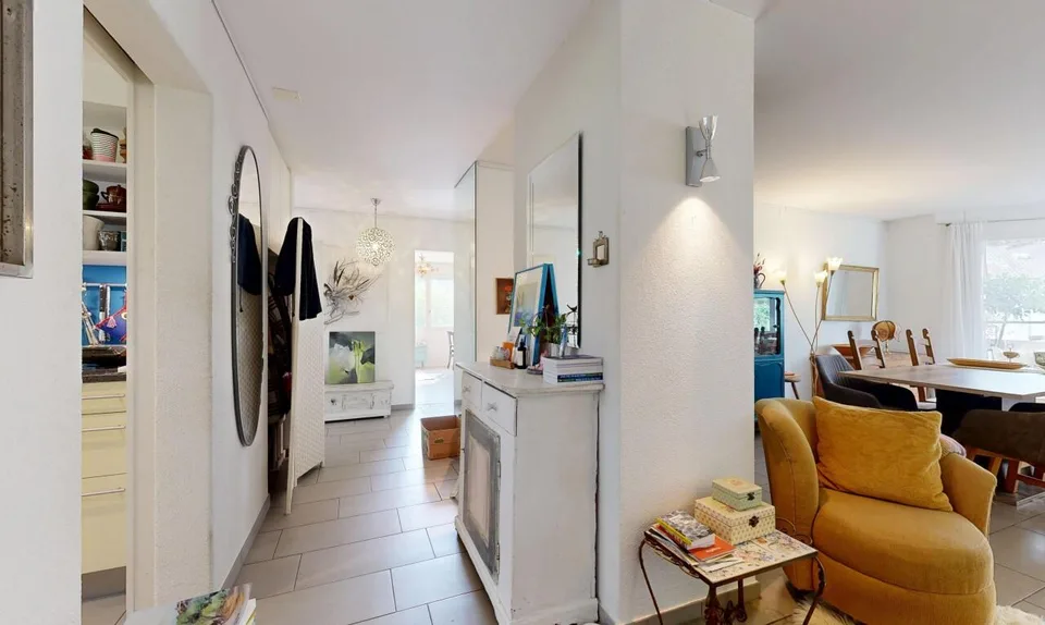 Helle 4.5-Zimmer-Wohnung mit 105 m², Cheminée, 2 Balkonen & Garage – Foto 3 von 11
