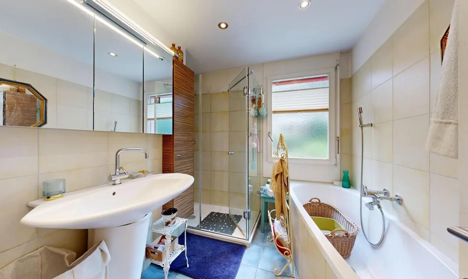 Helle 4.5-Zimmer-Wohnung mit 105 m², Cheminée, 2 Balkonen & Garage – Foto 7 von 11