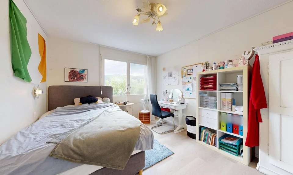 Helle 4.5-Zimmer-Wohnung mit 105 m², Cheminée, 2 Balkonen & Garage – Foto 9 von 11