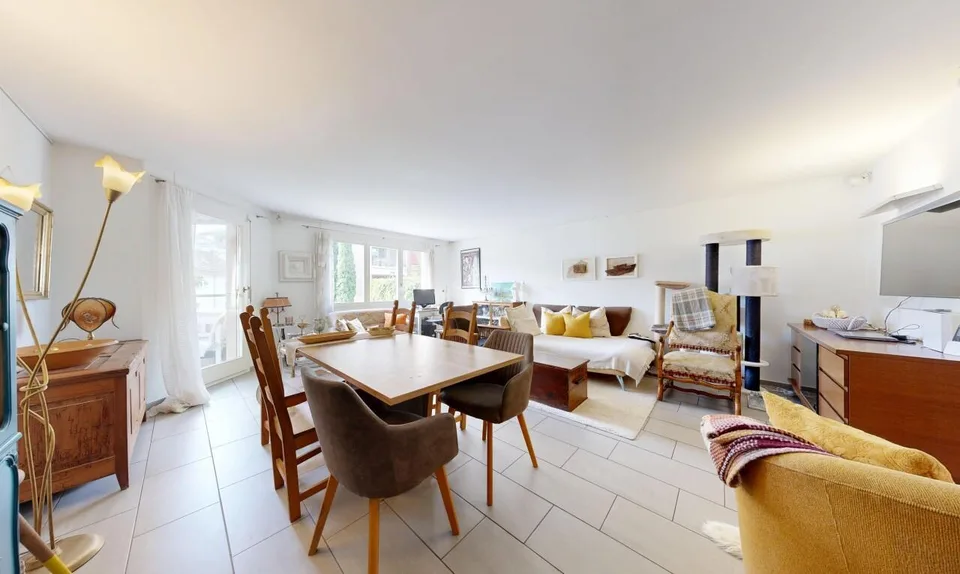 Helle 4.5-Zimmer-Wohnung mit 105 m², Cheminée, 2 Balkonen & Garage – Foto 2 von 11