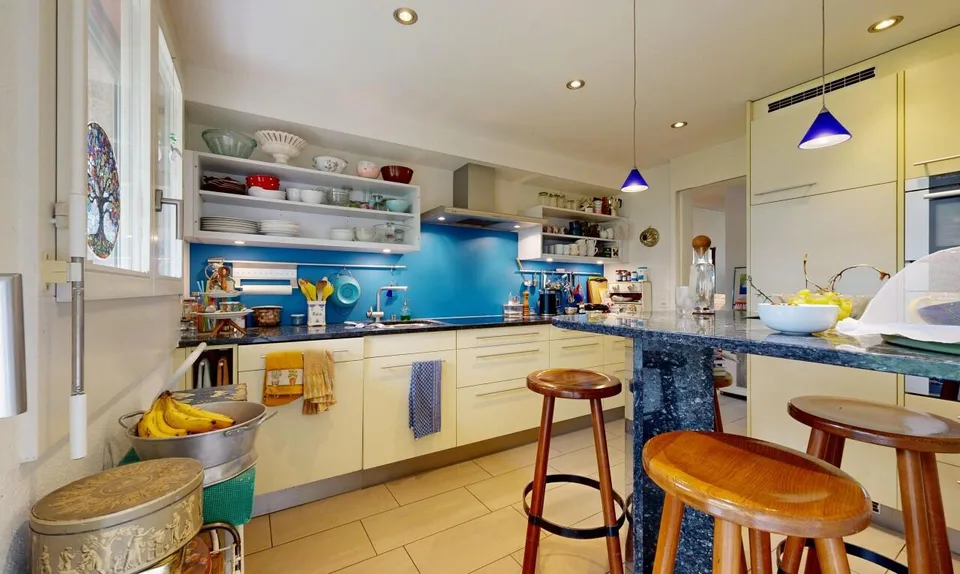 Helle 4.5-Zimmer-Wohnung mit 105 m², Cheminée, 2 Balkonen & Garage – Foto 5 von 11