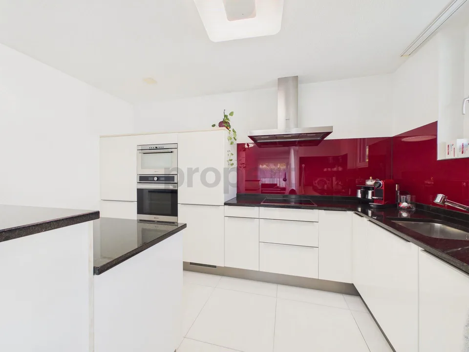 Vier Schlafzimmer, Bodenheizung, Einstellhallenplatz und zwei moder... – photo 2 sur 14