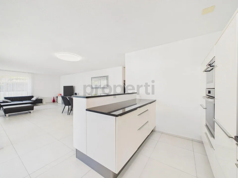 Vier Schlafzimmer, Bodenheizung, Einstellhallenplatz und zwei moder... – photo 4 sur 14