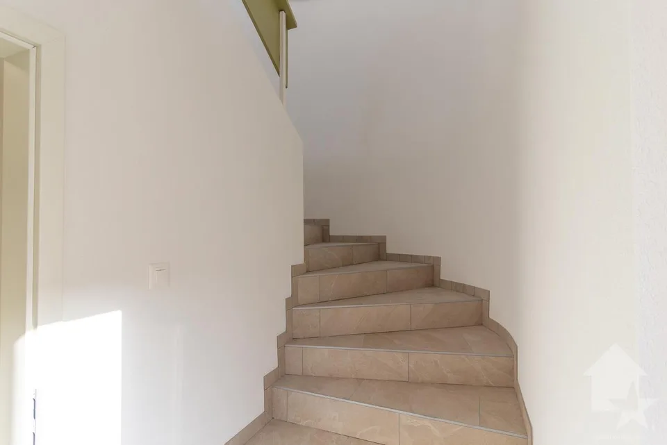 Attique de 3.5 pièces en duplex rénové avec balcon et vue magnifique – photo 2 sur 20