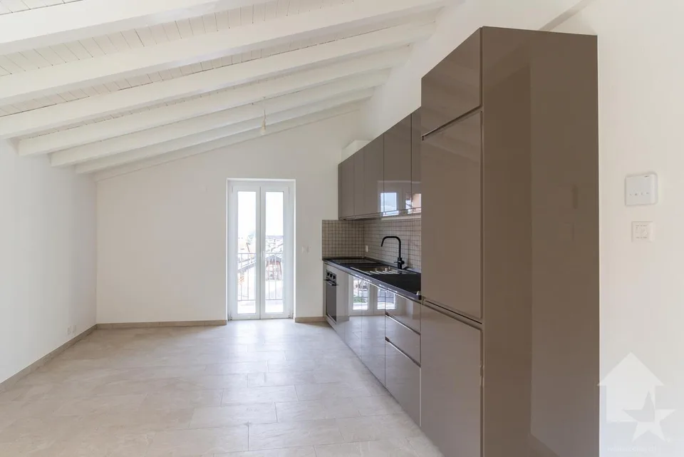 Attique de 3.5 pièces en duplex rénové avec balcon et vue magnifique – photo 4 sur 20