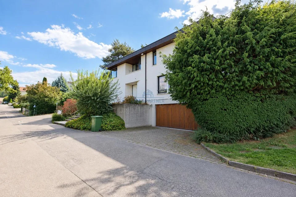 Grosszügiges Einfamilienhaus mit weitläufigem Garten in Pfeffingen – Foto 2 von 13
