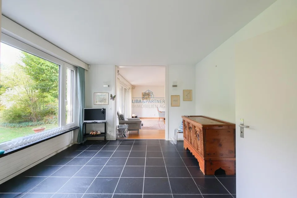 Grosszügiges Einfamilienhaus mit weitläufigem Garten in Pfeffingen – Foto 6 von 13