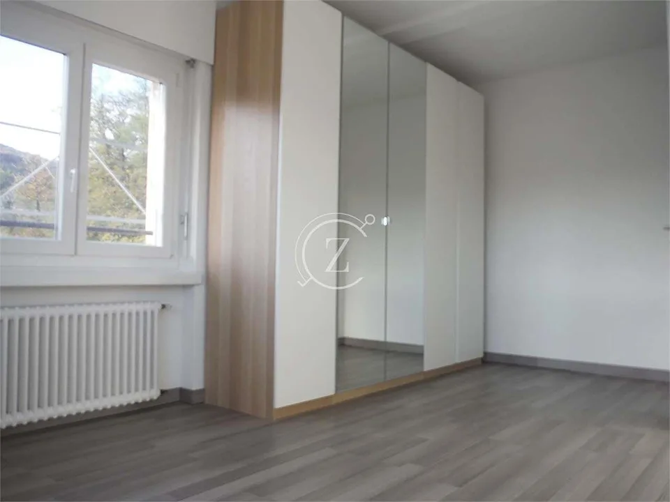 Elegante attico di 3.5 locali con vista panoramica e piscina condomini – Foto 11 von 13