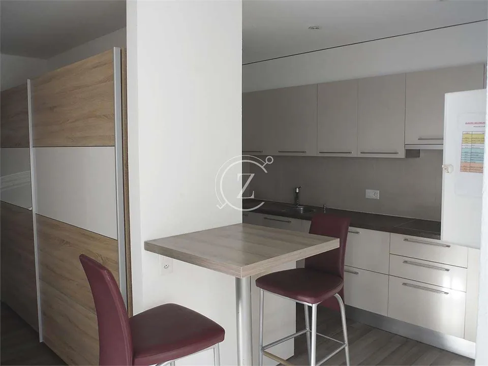 Elegante attico di 3.5 locali con vista panoramica e piscina condomini – Foto 6 von 13