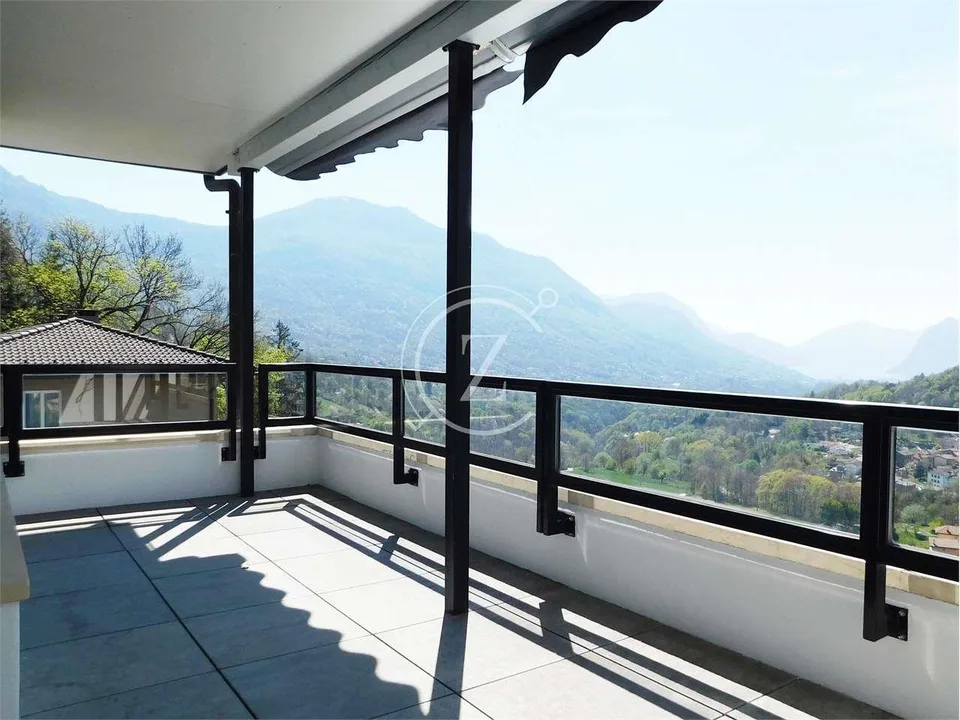 Elegante attico di 3.5 locali con vista panoramica e piscina condomini – Foto 2 von 13