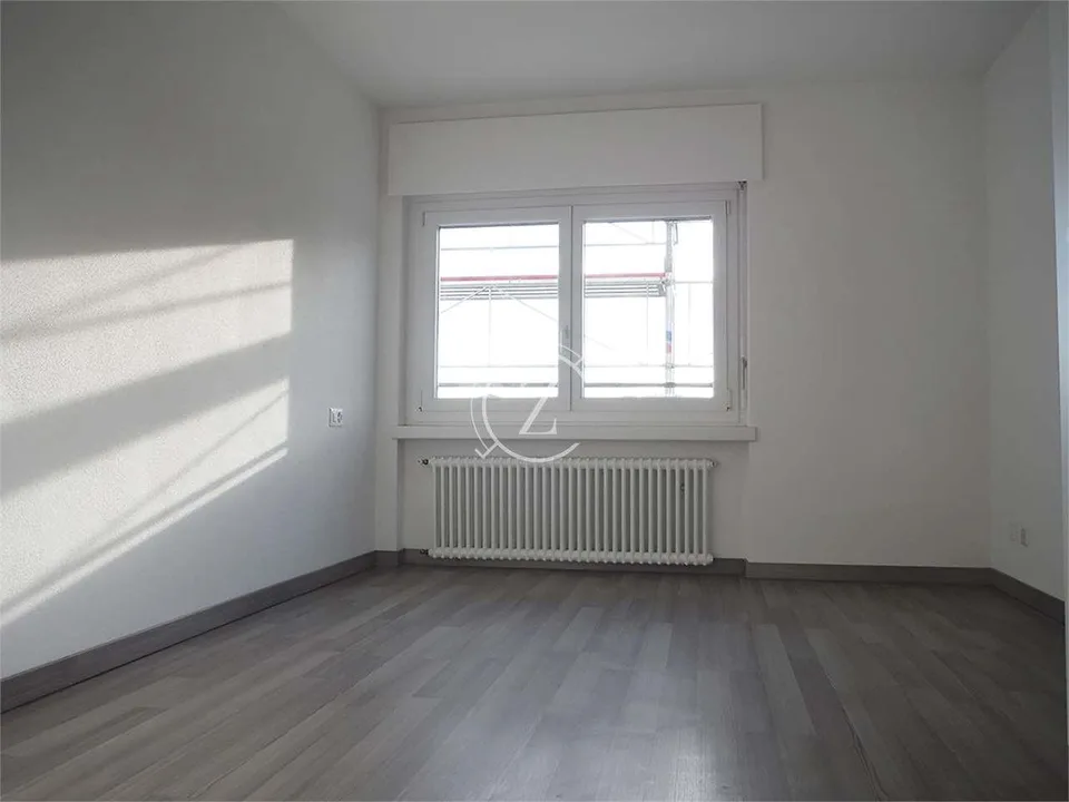 Elegante attico di 3.5 locali con vista panoramica e piscina condomini – Foto 8 von 13