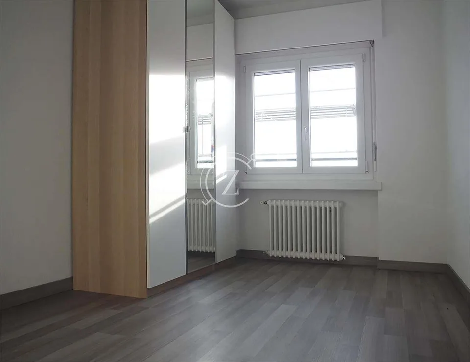 Elegante attico di 3.5 locali con vista panoramica e piscina condomini – Foto 9 von 13
