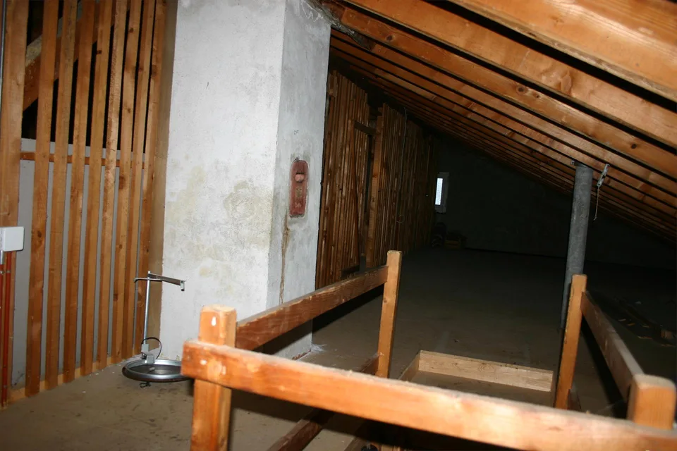 Estrichabteil, Stauraum Trocken geschützt, belüftet für Kisten Ordner – Foto 4 von 4