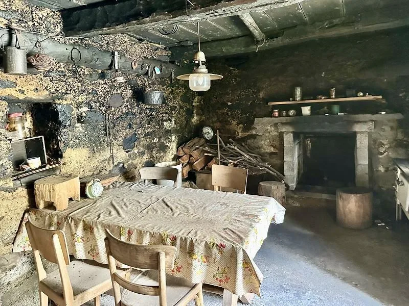 3-Zimmer-Bergrustico zum Ausbauen, sehr ruhige, sonnige Aussichtsla... – Foto 2 von 18