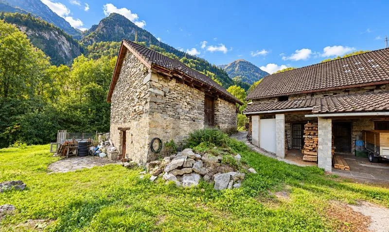 IN POSIZIONE TRANQUILLA, DA RISTRUTTURARE – foto 4 di 5