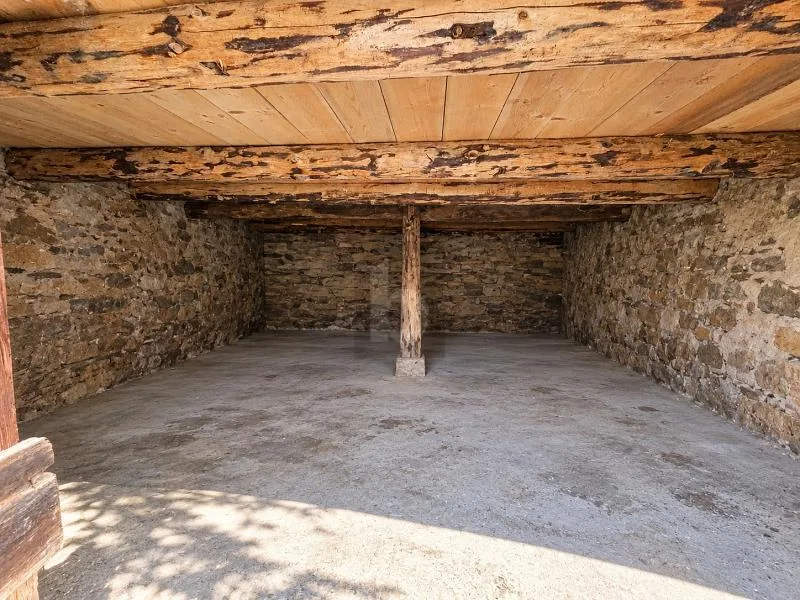 IN POSIZIONE TRANQUILLA, DA RISTRUTTURARE – foto 2 di 5