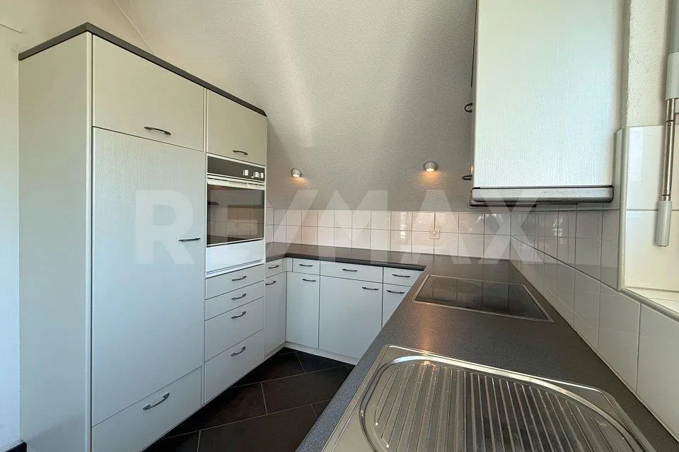 Delizioso appartamento mansardato con caminetto e terrazza in un quartiere tranquillo – foto 7 di 13