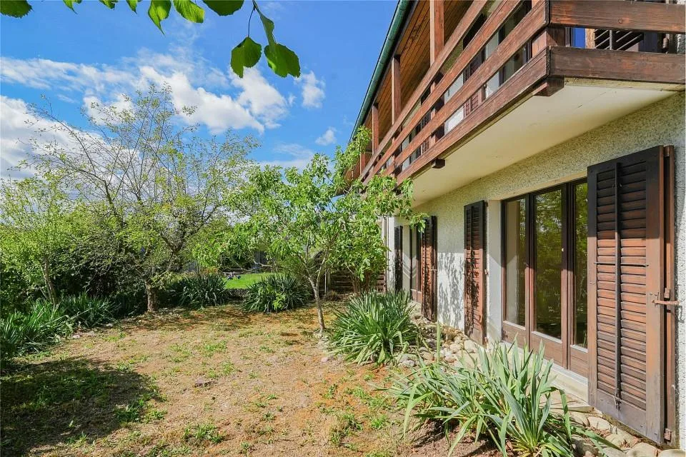 Migliori vedute e vicino alla natura: Casa unifamiliare con disposizione di stanze interessante – foto 8 di 13